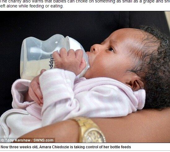 Sua mãe Onyi
Chiedozie, 20 anos de idade, contou que a primeira vez que a filha pegou a
mamadeira sozinha foi inacreditável.

  

— Quando eu
dava a mamadeira para ela, ela começou a tremer e simplesmente pegou a
garrafinha da minha mão e segurou. Não pude acreditar no que via. Os bebês não
conseguem pegar assim quando são novinhos. É tão inacreditável que eu tiro
fotos todos os dias