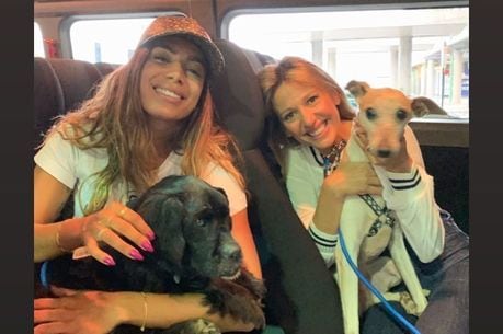 Cantora posou com cães ao lado de Luisa Mell