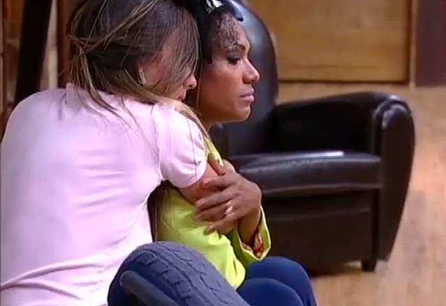 Abraço de Nicole Bahls e Simone Sampaio
Nicole e Simone protagonizaram diversos desentendimentos na quinta edição do reality. Porém, em um certo momento do confinamento, as duas se abraçaram e selaram ali a reconciliação e amizade
