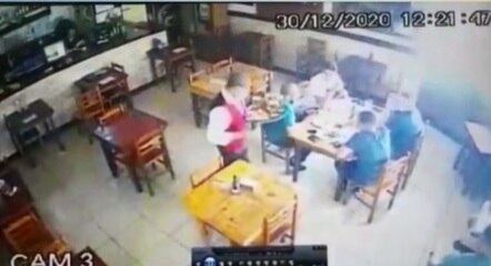 Imagens mostram Marcinho bebendo em restaurante
