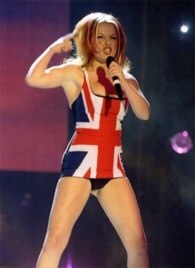 O vestido Union Jack de Geri, a Ginger Spice, também deu o que falar graças à falta de pano nas pernas e no decote. Até hoje, quem quer se fantasiar de Spice Girl, vai vestida com a bandeira do Reino Unido