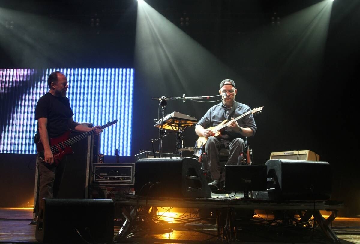 O show começou às 22h e os fãs puderam conferir 30 dos maiores hits do grupo