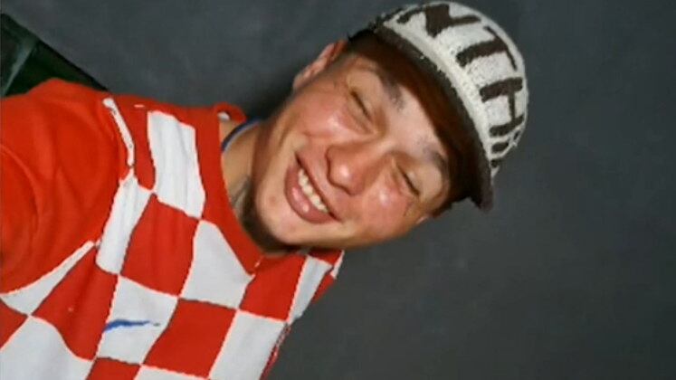 O Cidade Alerta
trouxe o caso de Lucas, de 23 anos, que foi brutalmente
assassinado a pauladas pelas costas, enquanto caminhava na rua, em São José dos
Campos, no interior de São Paulo. Câmeras de segurança gravaram o momento em
que Matheus Patini Carlin acerta a vítima, que caiu no chão desacordado e, logo em seguida, recebe um segundo golpe. A família ainda não sabe
o que levou o assassino a cometer esse crime