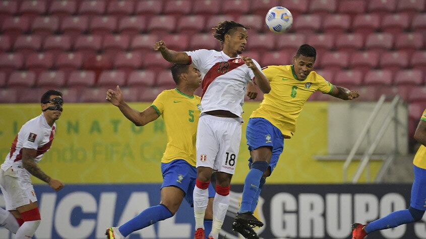 Peru - Sobe: Fez boa marcação e dificultou a movimentação do Brasil no meio-campo, em especial no segundo tempo. / Desce: Mesmo construindo jogadas, não conseguiu levar perigo à meta de Weverton. 