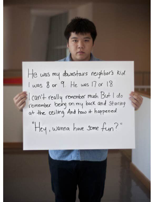 

Ele era meu vizinho de baixo quando eu era criança. Eu tinha
oito ou nove. Ele tinha 17 ou 18. Eu não me lembro muito, mas eu realmente me
lembro de estar de costas e olhando para o teto.



E como aconteceu: “Ei, você quer se divertir?”

