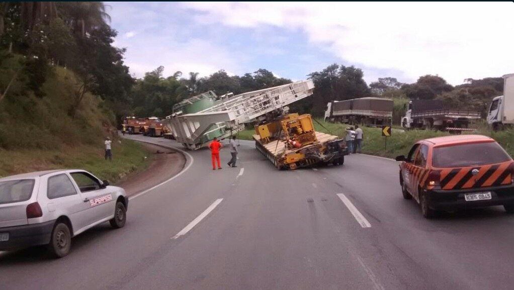 Transformador se desprendeu de carreta e caiu na rodovia