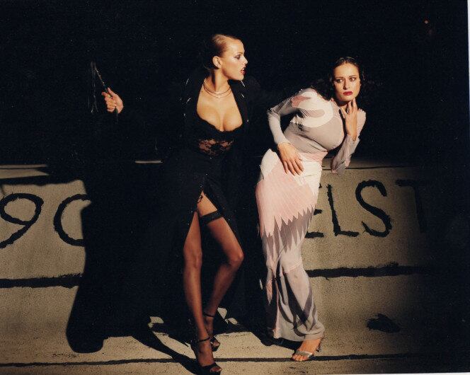 Em outra foto, Eriksson usa roupas pretas e levanta um chicote, como se estivesse se preparando para bater em Melania — que aparenta recuar