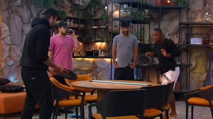 Na caverna, Negão da BL também provou que é criativo! Ele improvisou um tênis de mesa com pratos, "bolinha" de desodorante e cabo de vassoura. O cantor garantiu a diversão dos colegas Exilados!

O reality vai ao ar de segunda a sexta, a partir das 22h45; e aos sábados, às 23h, na tela da Record TV. Assista à íntegra e aos conteúdos exclusivos da Ilha Record no PlayPlus.com
