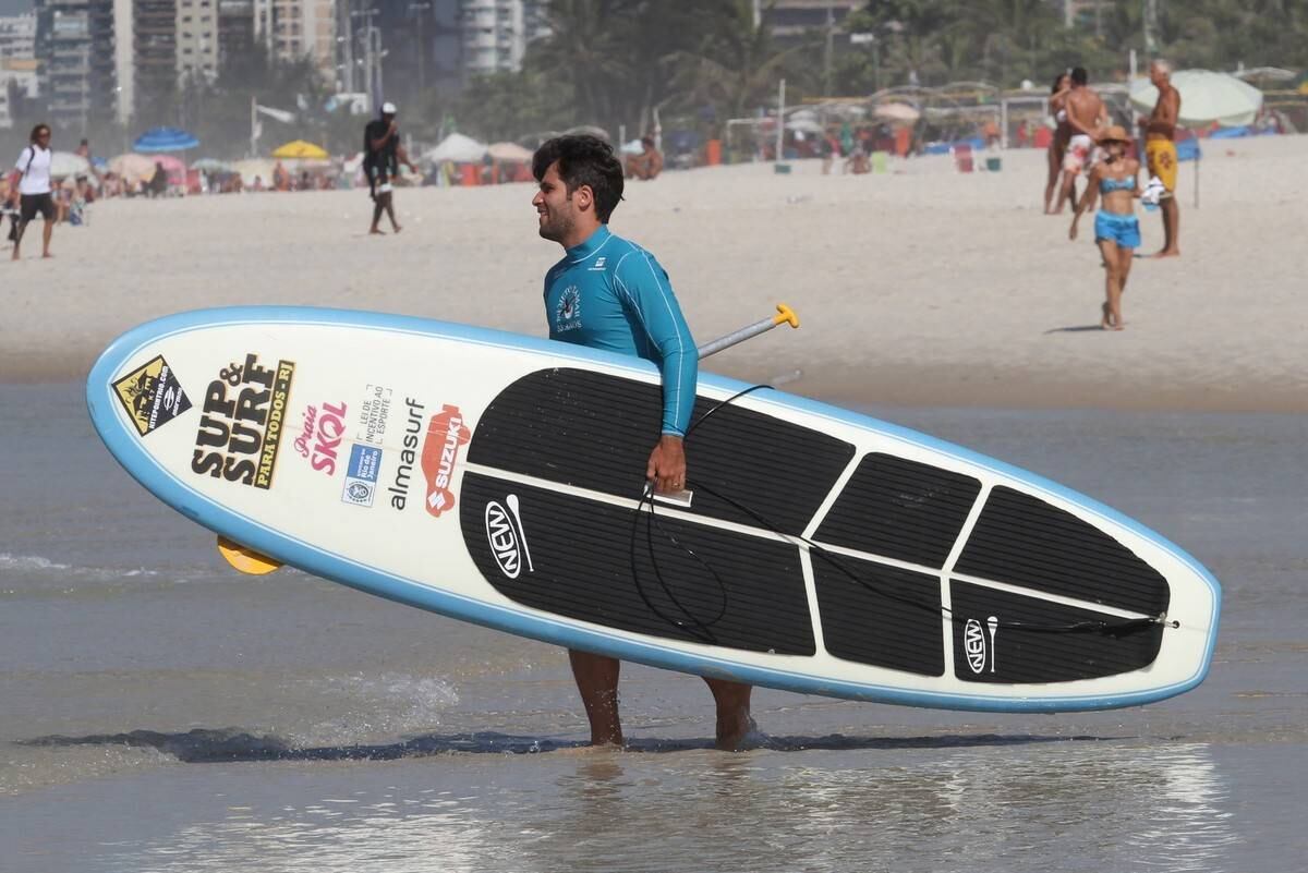 Bruno Gagliasso e Ricardo Pereira praticam stand up paddle na praia da Barra da Tijuca, no Rio