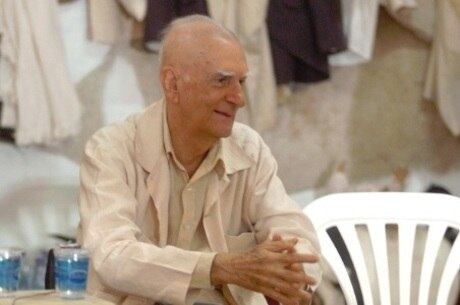 

Na quinta (22), o escritor Ariano Suassuna recebeu alta da UTI
depois de sofrer um infarto. O paraibano, de 86 anos, passou mal um dia antes. O autor de O Auto da Compadecida passa bem.
