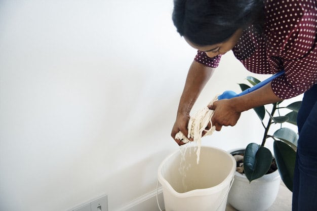 Não
misture água sanitária com desinfetante: juntos, eles podem se tornar uma
substância super tóxicas, que não deve ser inalada ou entrar em contato com a
pele, pois podem gerar alergia ou inflamações