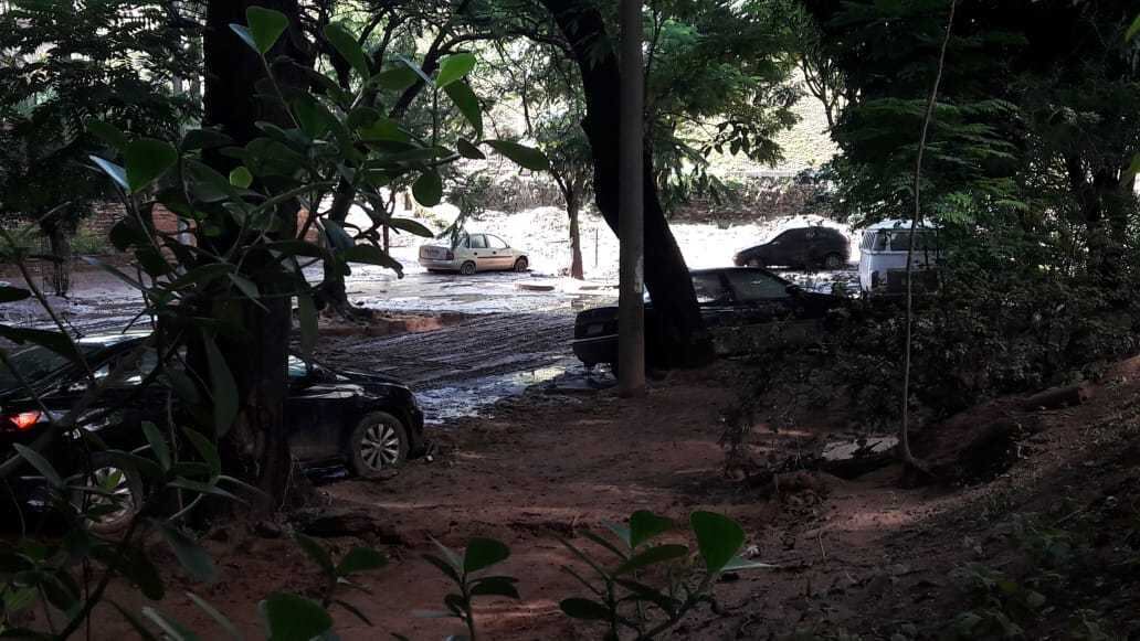 Moradores registram alagamento e córregos transbordando em BH