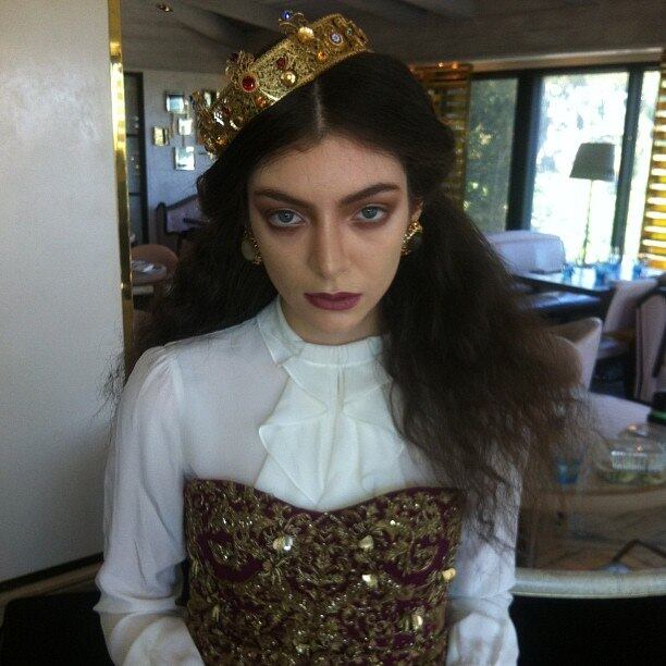 O segundo feito de Lorde é ser a artista mais jovem de qualquer país a ficar no lugar mais disputado das paradas americanas em 25 anos

Assista ao clipe de Royals, o primeiro grande sucesso de Lorde

