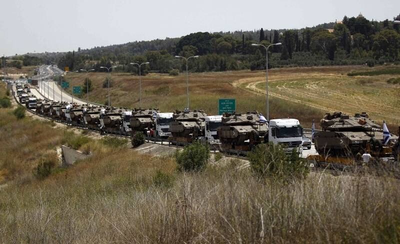 Comboio de caminhões
carregando tanques israelenses se dirige para o sul de Israel. Tropas
israelenses têm lançado fogo de artilharia a partir da fronteira entre Israel e
a Faixa de Gaza. O primeiro-ministro de Israel, Netanyahu afirmou que não exclui realizar uma operação por terra para combater o movimento islâmico