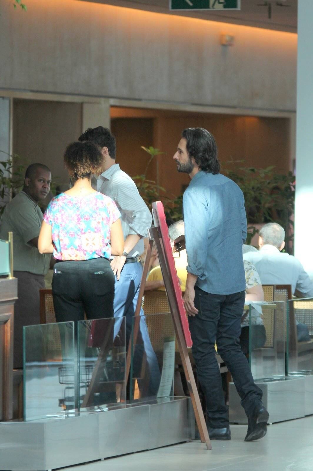 Cabeludo e barbudo, Rodrigo Santoro é pura simpatia com paparazzo no Rio de Janeiro 