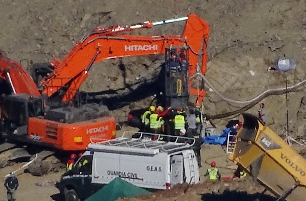 Mineiros se revezam em duplas para escavação manual