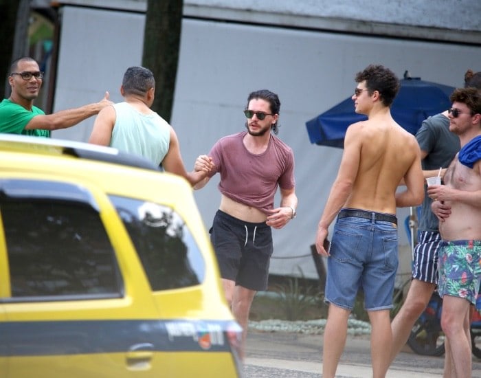 Kit foi reconhecido por fãs e, simpático, tirou fotos e cumprimentou os admiradores