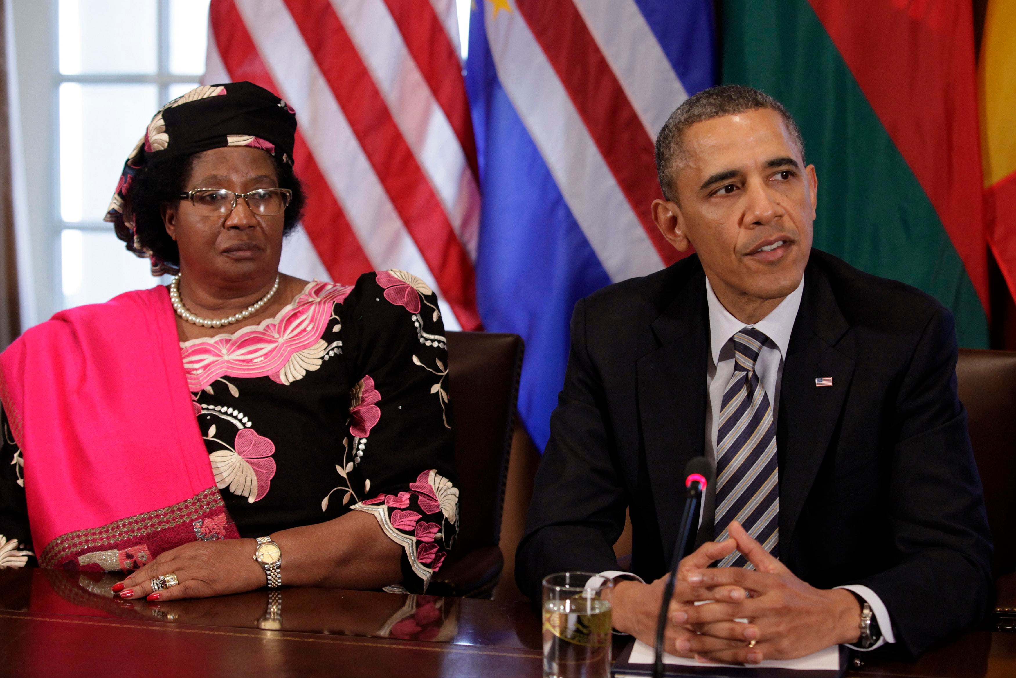 

A
presidente do Malauí, Joyce Banda (na foto com Barack Obama), é outra que prefere dar alívio aos cofres da nação.

Ela possuía um avião Dassault Falcon 900 EX até
o início deste ano, quando decidiu vendê-lo com a intenção de ajudar o país, um
dos mais pobres da África.

Outra medida da líder política para arrecadar dinheiro
foi vender a frota oficial de carros, composta por 60 veículos da Mercedes-Benz.

Seu antecessor, Bingu wa
Mutharika, foi alvo de críticas não apenas pela compra do avião em 2008 — na
época, avaliado em R$ 26 milhões (10 milhões de euros) — mas por outras regalias, como a compra
de uma mansão com 58 quartos e o concedimento de um salário para sua mulher

