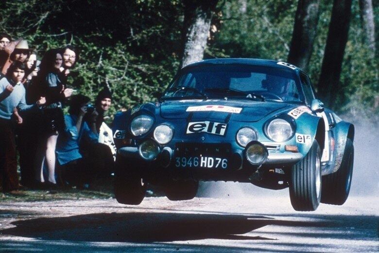 O maior campeonato de rali do planeta, o WRC (World Rally Championship), teve sua primeira edição em 1973. E acreditem, o vencedor da primeira edição foi justamente um Alpine A110, que cravou seu nome da história 
