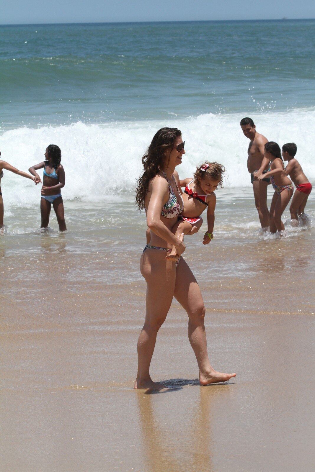 A atriz se divertiu com seus filhos, Estella e Felipe