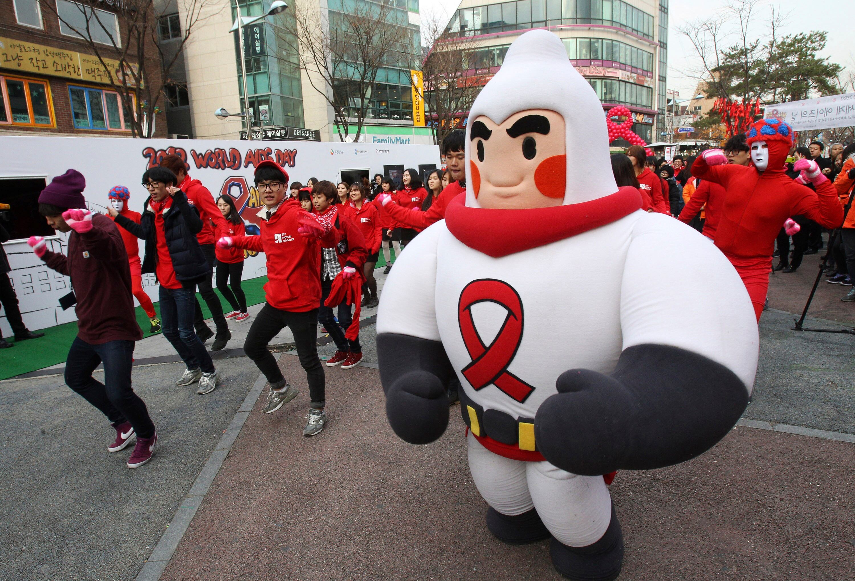 

Voluntário se fantasia com camisinha e
participa com os ativistas na campanha mundial de luta contra a Aids, em
Seul, na Coreia do Sul

