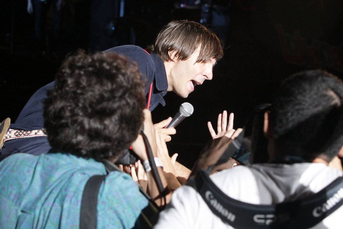 O vocalista, Thomas Mars, chegou bem perto do público