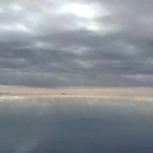 Quando o avião ultrapassa uma certa altitude e o piloto automático é ativado, os pilotos são autorizados a algumas atividades, como comer, ir ao banheiro, ler e até resolver quebra-cabeças. No entanto, distrações digitais não são permitidas