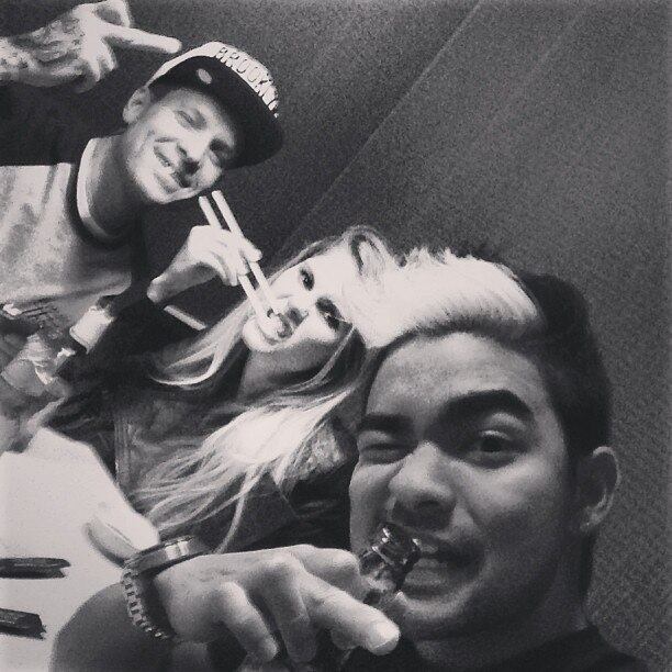 A noite
da última quarta-feira (2) foi animada para os ex-peões Bárbara Evans, Mateus
Verdelho e Yudi. Os famosos foram jantar em um restaurante japonês e aprontaram
muito por lá