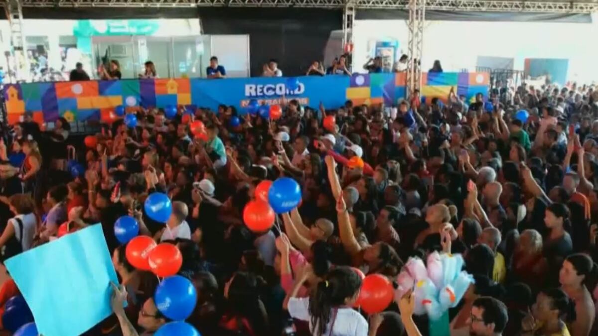 Público se reúne na Praça do bairro Confisco, em BH, para a RECORD nos Bairros