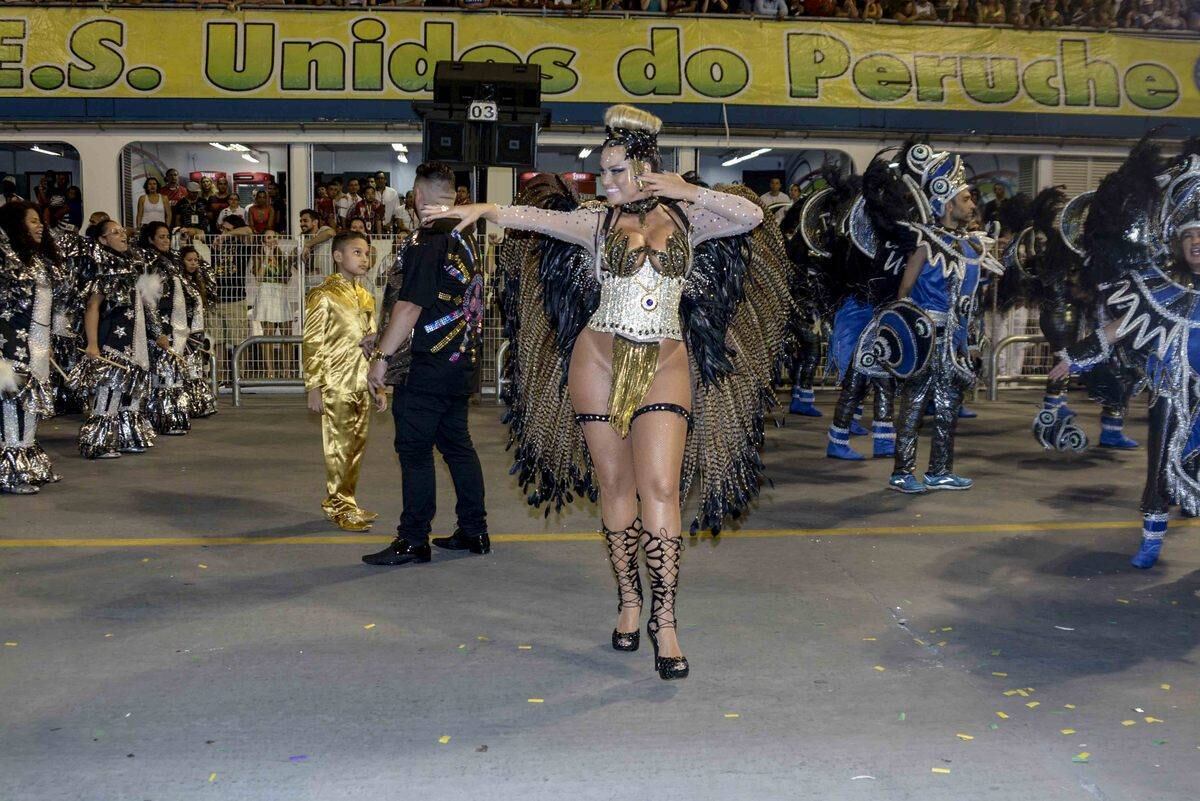 Vale lembrar que a Rosas pegou um chuvão no Carnaval 2014 e, para muitos, isso custou o título à escola
