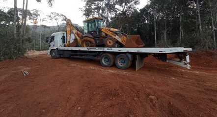 Retroescavadeira usada na exploração foi deixada no local no momento da fuga dos suspeitos