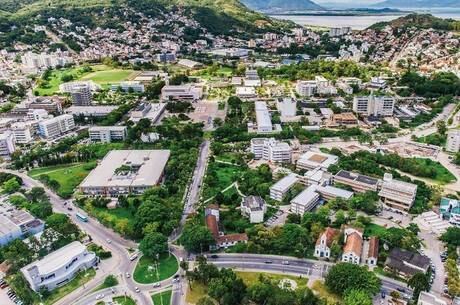 Profissionais estavam impedidos de entrar na UFSC