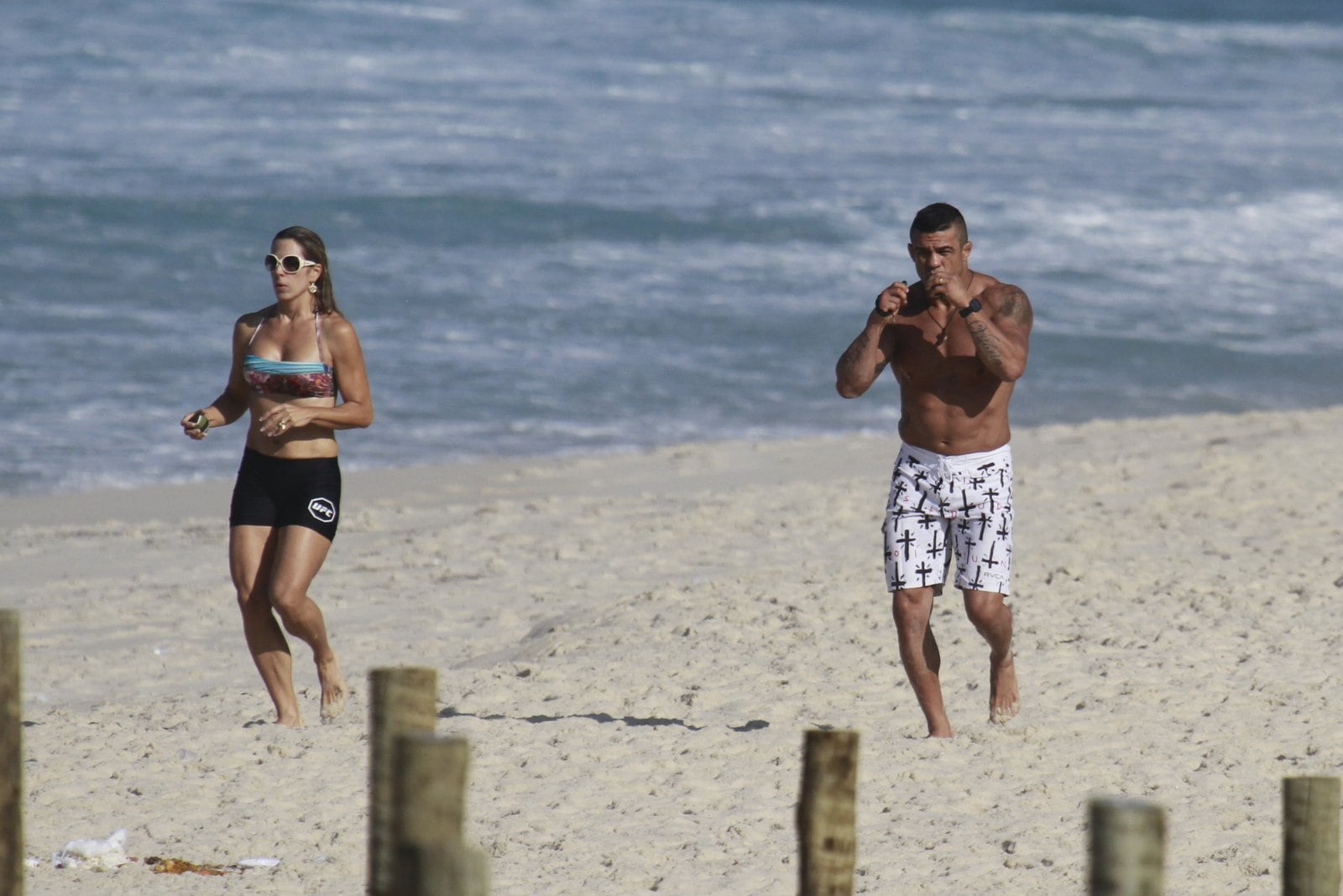 Veja mais fotos do treino na praia de Joana Prado e Vítor Belfort