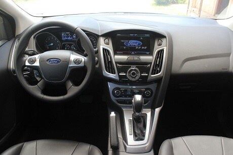 Interior bem acabado traz referências dos rivais