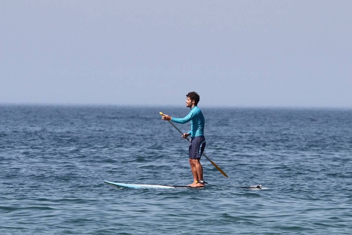 Bruno Gagliasso e Ricardo Pereira praticam stand up paddle na praia da Barra da Tijuca, no Rio