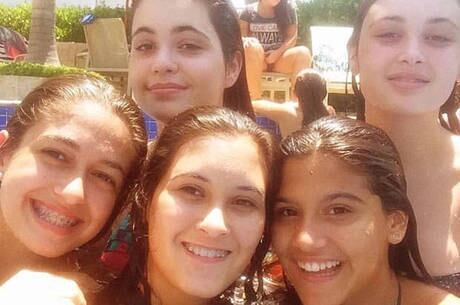 Bia Bonemer e Giulia Costa posam em fotos com amigas