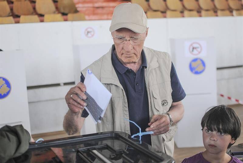 Cidadãos do Kosovo vão às urnas neste domingo (8)