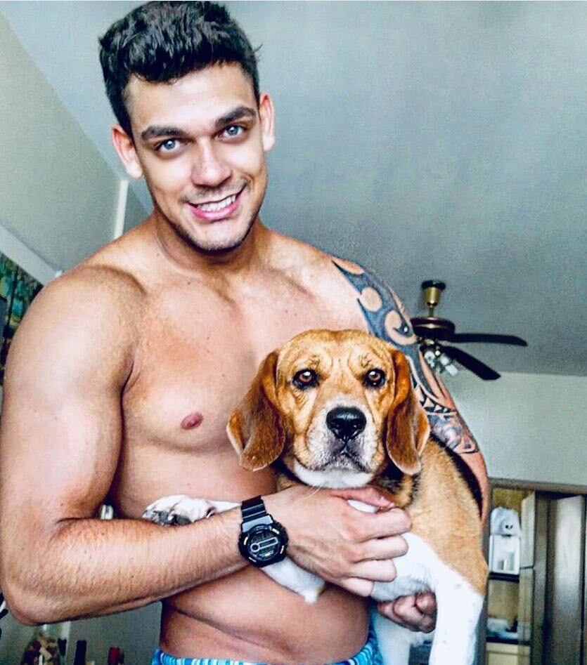 
Caique Aguiar ficou boa parte do tempo em que estava na
Fazenda falando e fazendo planos sobre o perfil que mantinha no Instagram. Mas
2018 teve dessas coisas: quando o peão deixou o reality, descobriu que sua
conta estava suspensa pela rede social após uma série de denúncias feitas por
fãs de Nadja Pessoa 