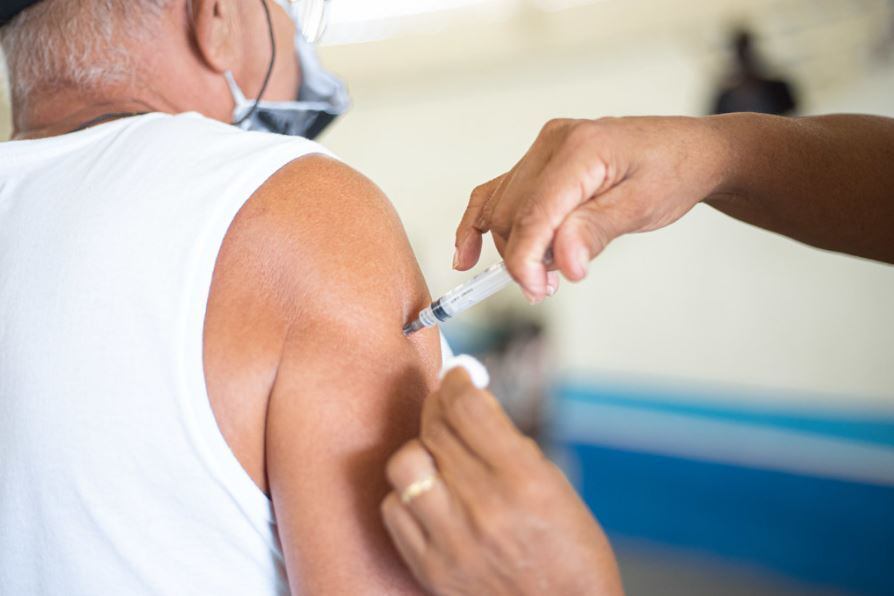 Doses são destinadas a idosos de 80 anos ou mais