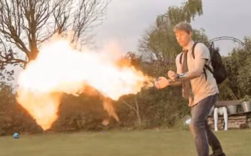 O inventor britânico Colin Furze revelou sua mais nova tentativa de sentir que tem poderes de X-Men. Ele criou um lança-chamas de pulso que consegue lançar labaredas de até 12 metros de comprimento