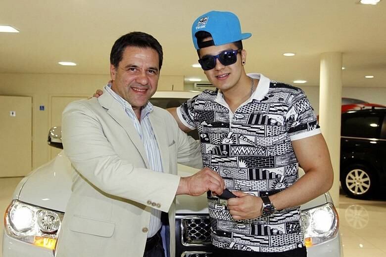 Já a lista de série oferece, entre muitos itens, ar-condicionado
de três zonas, bancos aquecidos na primeira e segunda fileiras, câmera de estacionamento, sistema
multimídia com tela LCD de 6,5”, tela traseira de 10”, dois fones de ouvido
sem fio e HD interno de 30 GB, faróis de xenônio com ajuste automático e
teto solar elétrico

Saiba tudo sobre carros! Acesse R7.com/carros
E confira os melhores preços de novos e usados em r7.icarros.com.br
