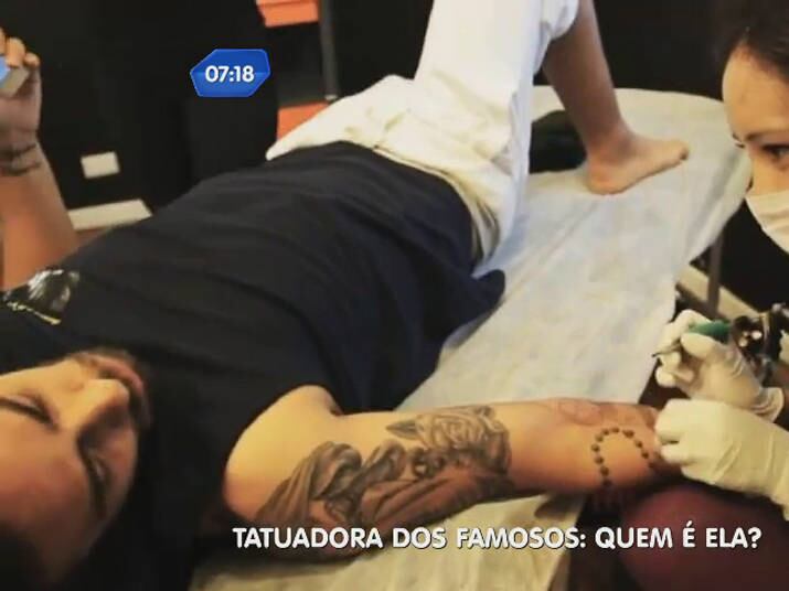 Tatuadora de jogadores famosos como o chileno Valdivia, ela contou para a reportagem que o craque do Palmeiras já fez cinco tattoos com ela e que, em uma delas, fez o artilheiro mudar de ideia por não ter gostado da escolha do palmeirense

+ Clique aqui e conheça muito mais do trabalho de Akemi Tadeshi!