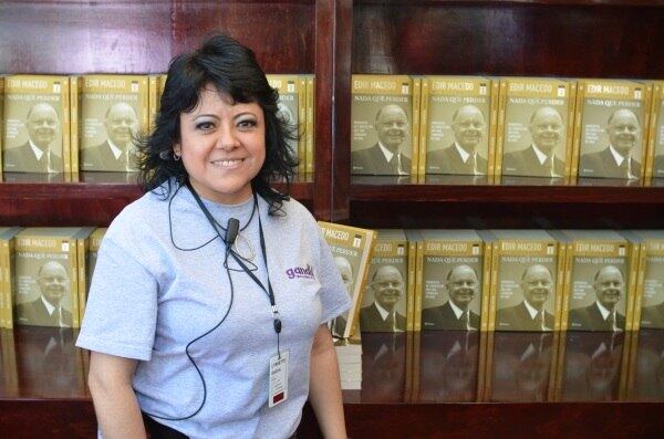 A gerente da livraria Gandhi
Mauricio Achar, Lyssette García, ficou impressionada com o número de leitores na fila.

— É a primeira vez que temos uma sessão de autógrafos dessa magnitude.
Nunca havíamos recebido um público tão grande assim. Nos lançamentos que
fizemos, recebemos no máximo 2.000 pessoas