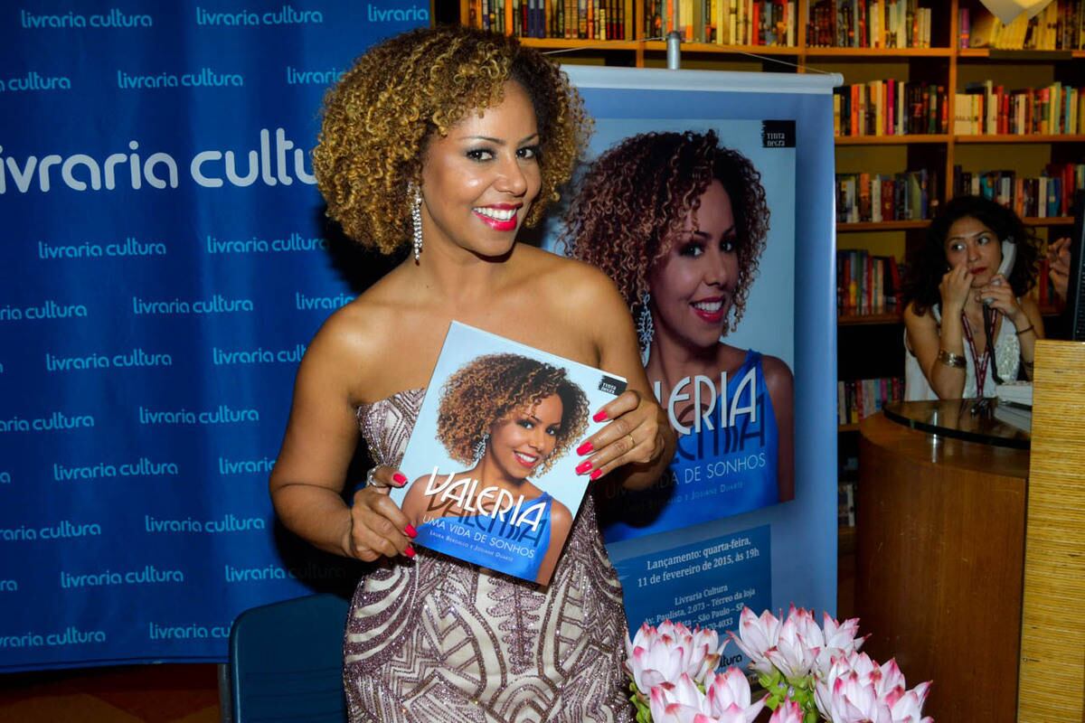 Valéria Valenssa posando com o livro