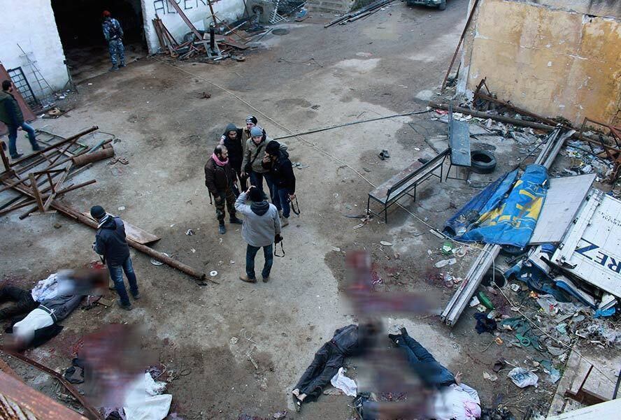 Pelo menos 385 pessoas morreram nos
últimos cinco dias em enfrentamentos entre membros do Estado Islâmico do Iraque
e do Levante (EIIL), vinculado à Al Qaeda, e de outras facções rebeldes no
norte da Síria, informou nesta quarta-feira (8) o Observatório Sírio de
Direitos Humanos (OSDH).
Nos últimos meses, o EIIL entrou na guerra civil síria para
lutar contra as tropas de Bashar al Assad, mas também tomou o controle de
regiões dominadas pelos rebeldes sírios, cometendo inúmeras atrocidades contra
civis e insurgentes.
Em razão disso, desde a sexta passada, vários grupos rebeldes
sírios se uniram contra os militantes do EIIL. Os confrontos ocorrem nas
Províncias de Aleppo, Idlib, Al Raqa e Hama.
Acima, rebeldes encontram corpos executados por militantes da Al Qaeda