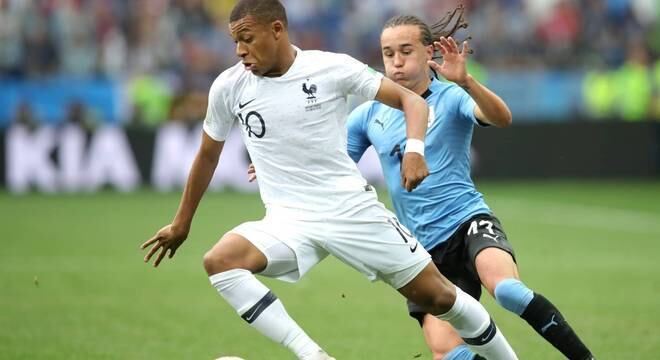 Revelação da Copa, Mbappé esteve em campo contra o Uruguai