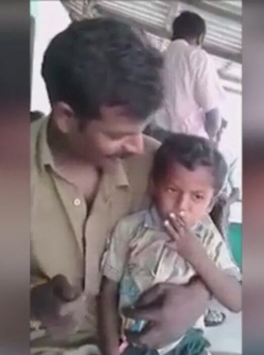 É possível ouvir diversos aplausos ao fundo quando o menino inspira e solta a fumaça do cigarro no ar