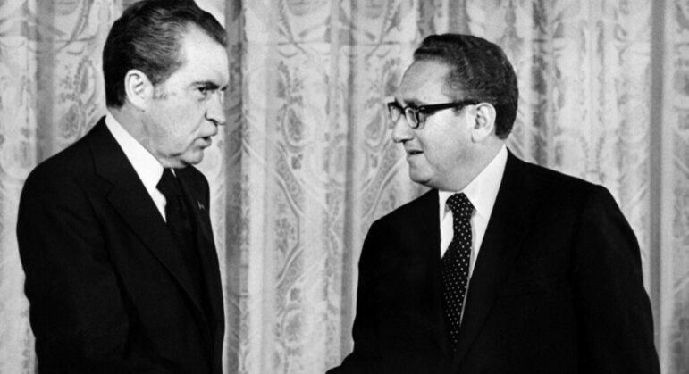Kissinger (dir.) com o então presidente americano Richard Nixon