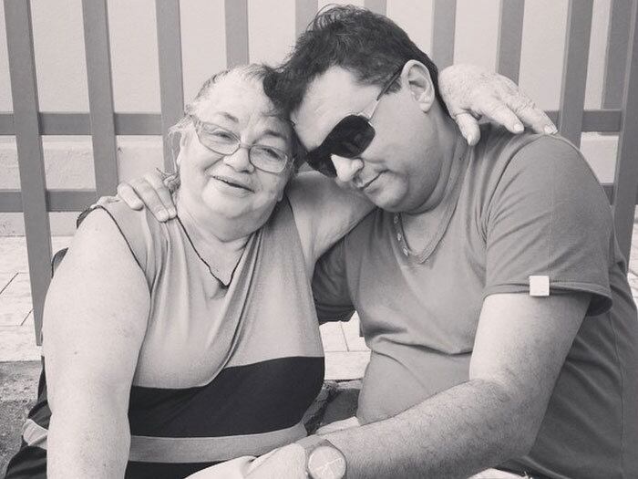 "Era uma vez lá em Ibirá...O amor de tia...As conversas na calçada, vendo as estrelas no quintal, vendo a carroça passar. Sem isso minha vida seria muito sem graça. Quando a senhora piscar os olhos já estou aí Tia..."


+ Aproveite e confira as matérias do programa Domingo Show

+ Já curtiu a página do Domingo Show no Facebook? É só clicar!

+ Siga o Domingo Show no Twitter e receba conteúdos exclusivos!