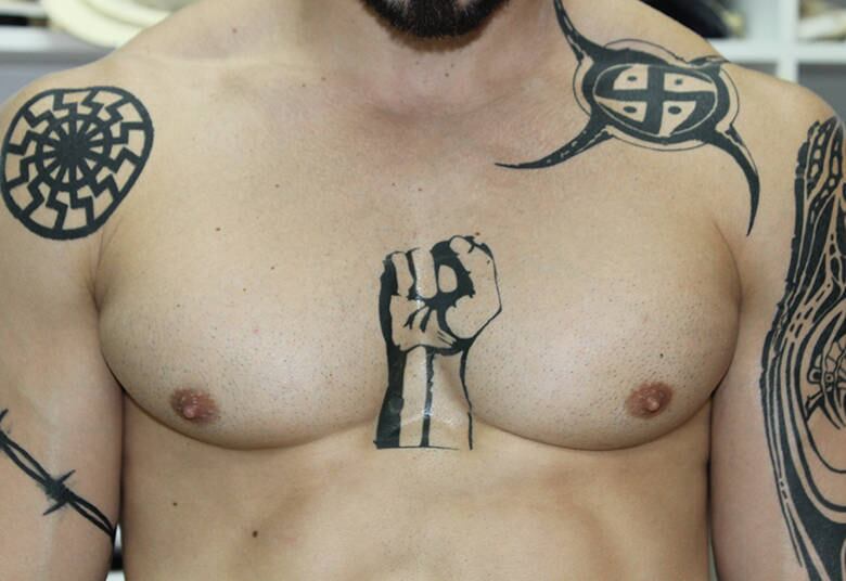 O
punho representa poder, ostentação

+ Laíza vai atrás de Iago e provoca Priscila. Assista!
+ “Fãs fazem campanha na internet para Jorge encontrar um amor”, conta André di Mauro
+ Será que Marcos Pitombo esconde tatuagem no corpo sarado? Descubra!




